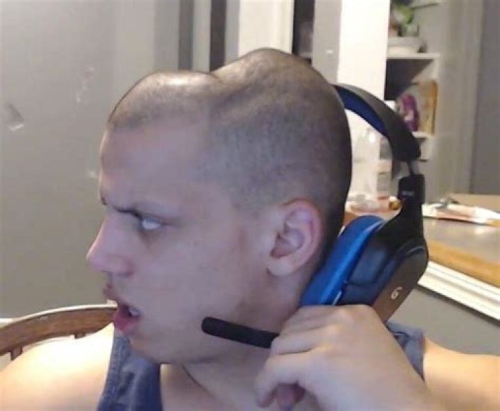 What should a gaming headphone have?